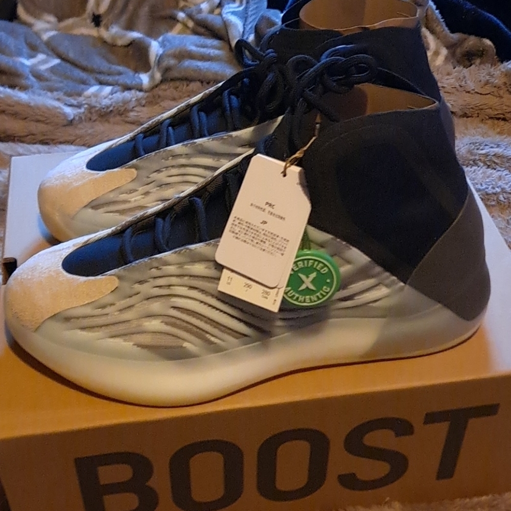 Shoes yezzy  Quantum